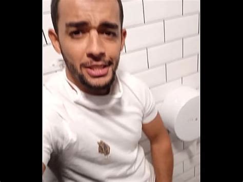 NOVINHO SE LA CHUPÓ A SU PROFESOR EN EL BAÑO Y TOMÓ LECHE XVIDEOS