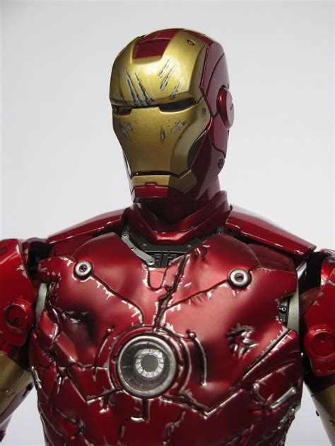 DeSMOnd Collection Hot Toys Iron Man Mark III In Battle Damaged Version Pt