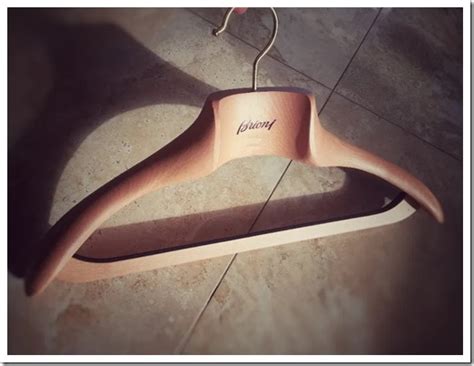 Как правильно выбрать плечики для одежды