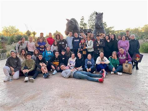 Los jóvenes pinatarenses disfrutan de Halloween en Portaventura Excmo