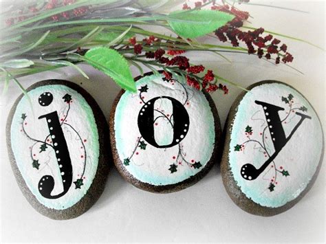 26 Wonderful Ideas Of Painted Christmas Rocks That You Will Love The