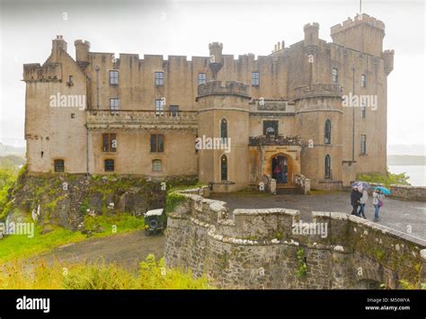 dunvegan castle scotland Stock Photo - Alamy