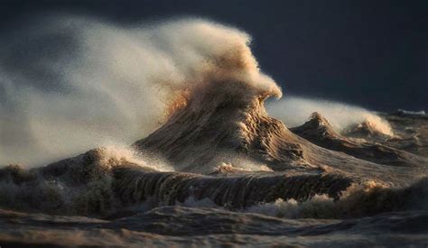 Photographer Captures The Magnificent Waves Of Lake Erie | DeMilked