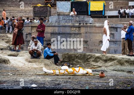 Mourners with body for Hindu cremation at Harishchandra Ghat electric ...