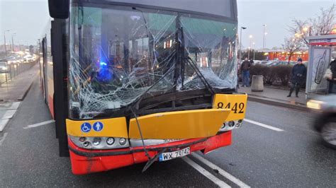 Zderzenie Autobusu Z Osob Wk Na G Rczewskiej Dwie Osoby Ranne Tvn