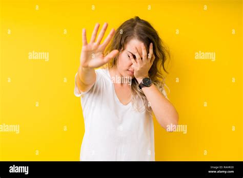 Junge hübsche blonde Frau auf gelben Hintergrund Augen mit der Hand und dem Tun stoppen