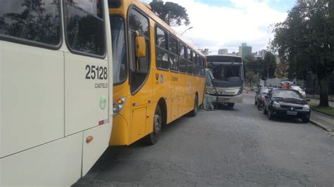 Acidente envolvendo três ônibus deixa cinco pessoas feridas no Alto da