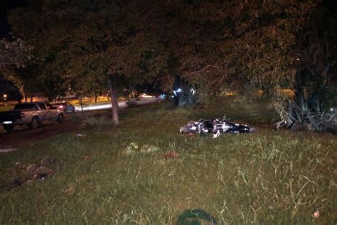 Motociclista Morre Ao Tentar Desviar De Buraco Na Pista Em Goi Nia