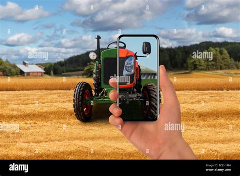 Vieux Tracteur Sur La Ferme L Agriculteur Pointe Son T L Phone Sur Ce