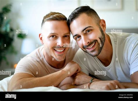 Deux hommes gay au lit Banque de photographies et dimages à haute résolution Alamy