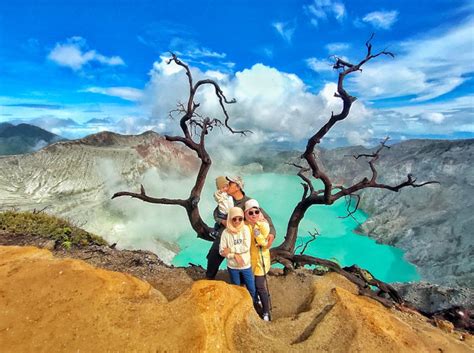 Jejak Kaki Seorang Balita Di Puncak Kawah Ijen