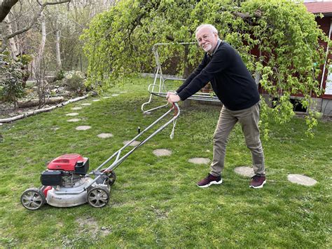Ruhezeiten einhalten: Der Rasenmäher muss nach 22 Uhr in den Schuppen