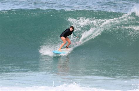 Foto Isabella Santoni Mostrou Muita Habilidade Em Dia De Surfe