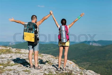 Zwei Touristen Stand Auf Dem Berg Stock Bild Colourbox