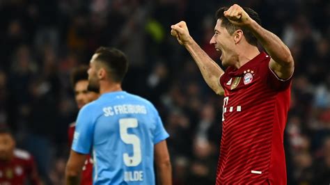 Bayern Monachium Sc Freiburg Robert Lewandowski Z Golem W