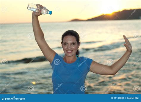 Água Alegre Da Terra Arrendada Da Mulher Foto de Stock Imagem de