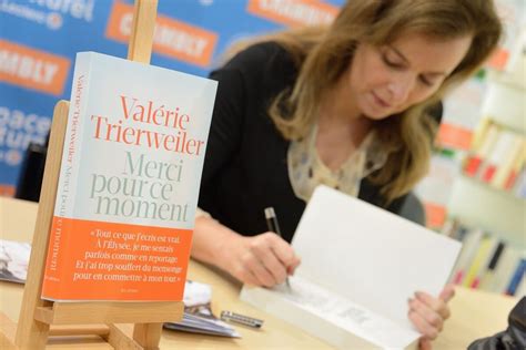 Photo Valérie Trierweiler en dédicaces pour son livre dans la galerie