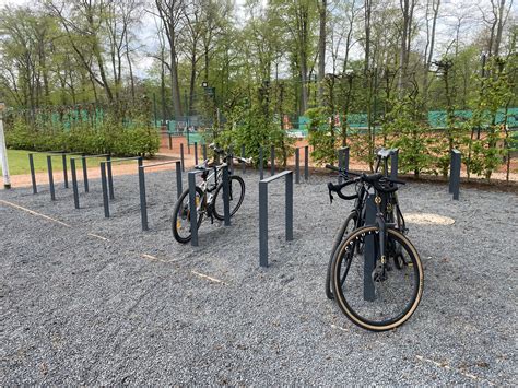 Neue Fahrradständer bieten sicheren Halt KTHC Stadion Rot Weiss