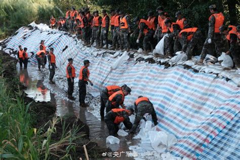 武警官兵紧急固堤迎战卡努台风 新华网客户端