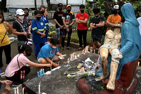 Filipinos Flock To Cemeteries For All Saints Day