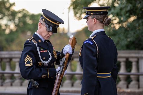 The first all-female guard change at the Tomb of the Unknown Soldier ...