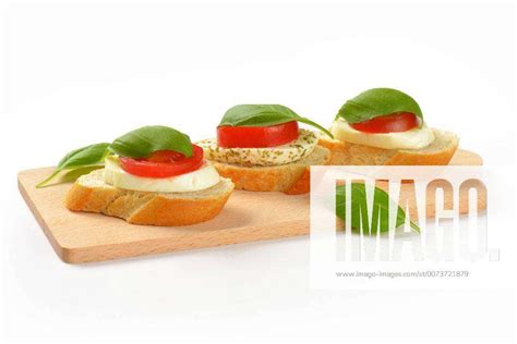 Food Italienischer Klassiker Tomate Mozzarella Mit Basilikum Bread Based Mozzarela Tomato Canapes