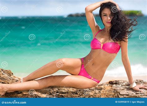 Reizvolle Frau Im Rosafarbenen Bikini Stockbild Bild Von Rosa