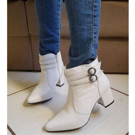 Bota Branca Cano Curto - Bota Branca Cano Curto Salto Grosso Detalhe Fivela Zíper Lateral ...