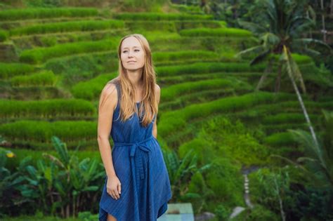 Mujer joven en la plantación de campo de arroz en cascada verde en la