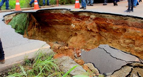 Chuva Forte Abre Cratera E Interdita Trecho Da Br