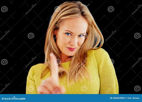 Vous Tes Mon Num Ro Un Studio Photo D Une Belle Jeune Femme Blonde Avec Un Doigt Lev Photo