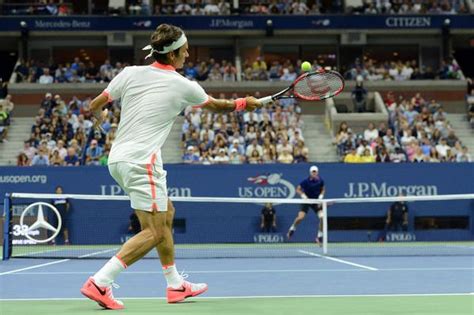 Federer Tops Isner In Straight Sets At US Open