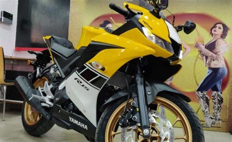 Yamaha Yzf R15 V3 0 Spied In New Bright Yellow Colour