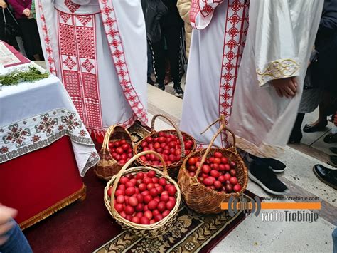 U Porti Sabornog Hrama Slu Ena Vaskr Nja Liturgija U Trebinju Foto