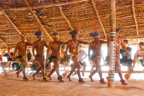 Tribus en el río Amazonas en Brasil bailando para turistas. Río Amazonas, Amazonas, Brasil 2024