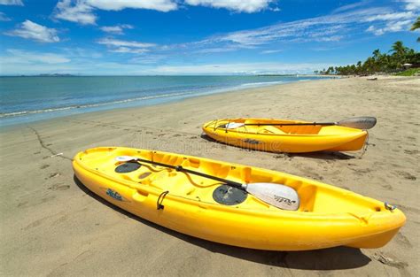 Hobie Kayaks En La Playa En Un Centro Tur Stico Del Fijian Imagen