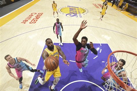 Rodada de sábado da NBA tem tocaço de Adebayo em LeBron e cestas no