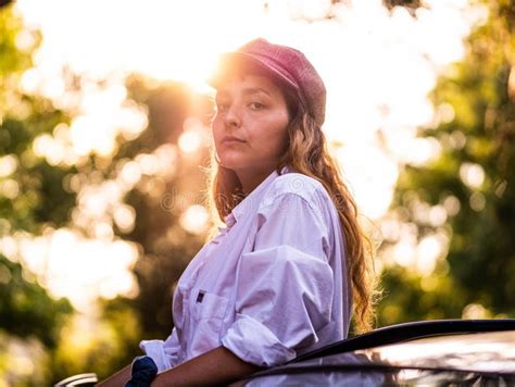 Hermosa Hembra Con Sombrero Mientras Se Pone De Pie Entre Los árboles