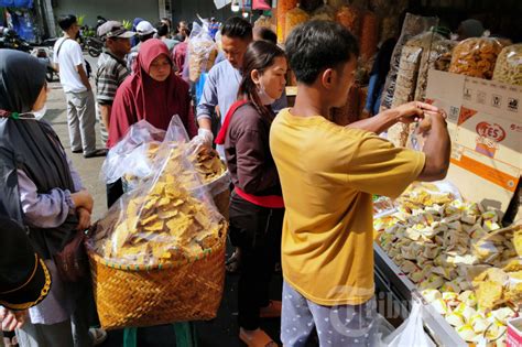 Belanja Kebutuhan Lebaran Di Pasar Tradisional Kota Bandung Foto