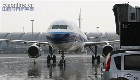 暴雨突袭成都双流机场，滞留9000余名旅客 民用航空网