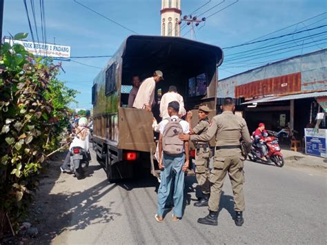 Puluhan Pelajar Di Padang Ditangkap Satpol Pp Karena Keluyuran Saat Jam