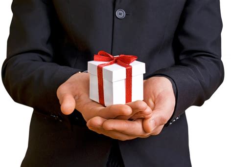 5 Conseils Pour Bien Offrir Un Cadeau Daffaires Objetrama