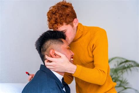 Hermosa pareja gay haciendo beso de maquillaje siendo romántico en el interior en casa concepto
