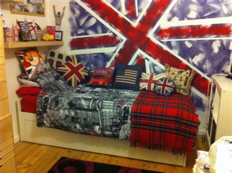 Patriotic. Union Jack bedroom. | Union jack bedroom, Awesome bedrooms ...