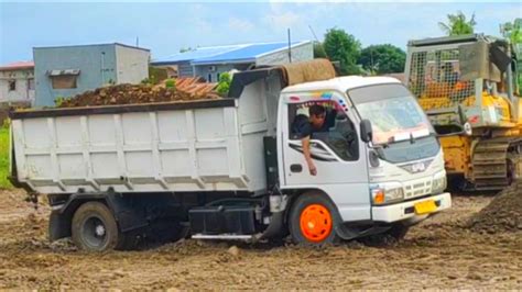 DUMP TRUK MOBIL TRUK ISUZU MACAN JOMPLANG SIRTU DI JALAN BARU YouTube