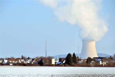 Kernkraftwerk Isar Atomkraftwerk Isar bei Ohu Der gewaltige Kühlturm