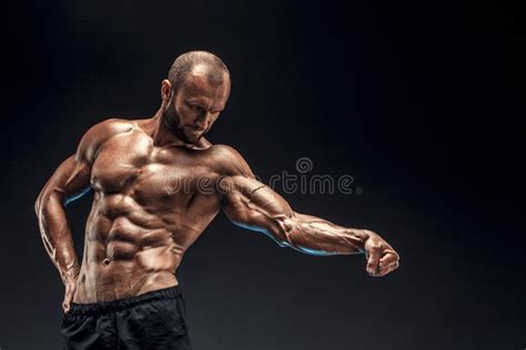 Hombre Fuerte Con Perfecto Abs Hombros B Ceps Tr Ceps Y Pecho