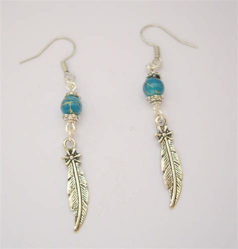 Boucles d oreilles Plume argentée et perle turquoise Boucles d