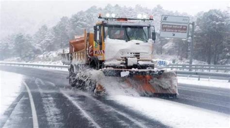 As Se Derrite El Hielo Y La Nieve Cuando Echamos Sal En La Carretera