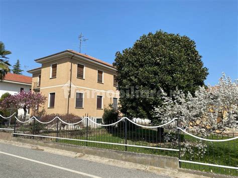 Vendita Villa Bifamiliare In Via Lenta Rovasenda Buono Stato Posto